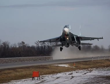 Αποπροσγειώσεις των Su-30M2 και Su-34 από χιονισμένους .. δρόμους (βίντεο)